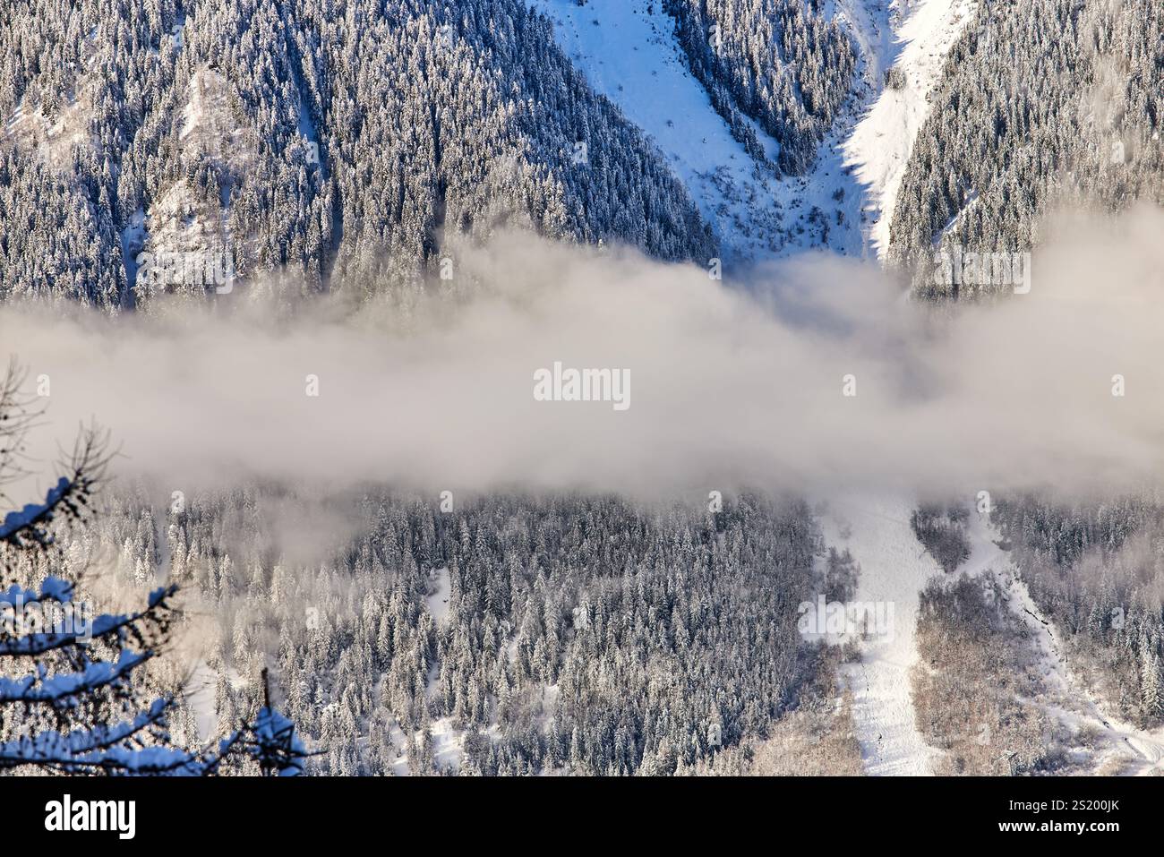 Scene invernali nella località sciistica di Chamonix-Mont-Blanc nelle Alpi francesi. catena montuosa Foto Stock
