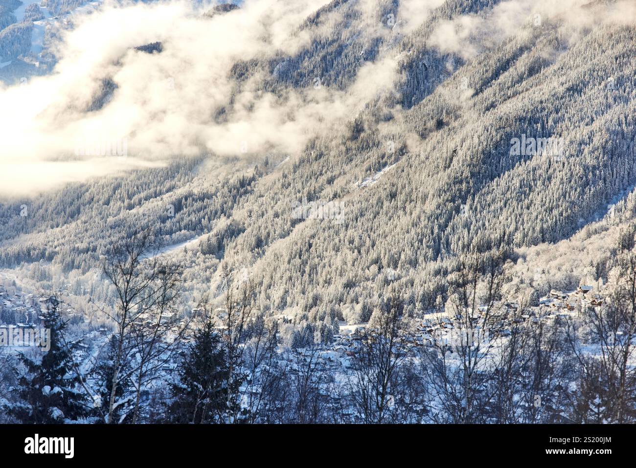 Scene invernali nella località sciistica di Chamonix-Mont-Blanc nelle Alpi francesi. catena montuosa Foto Stock