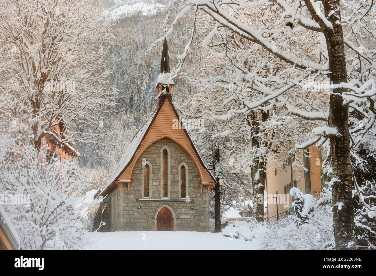 Scene invernali nella località sciistica di Chamonix-Mont-Blanc nelle Alpi francesi, chiesa protestante di Eglise Réformée Arve Mont-Blanc Foto Stock