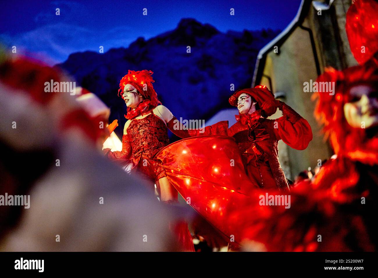 Scene invernali nella località sciistica di Chamonix-Mont-Blanc nelle Alpi francesi, sfilata della vigilia di Natale Foto Stock