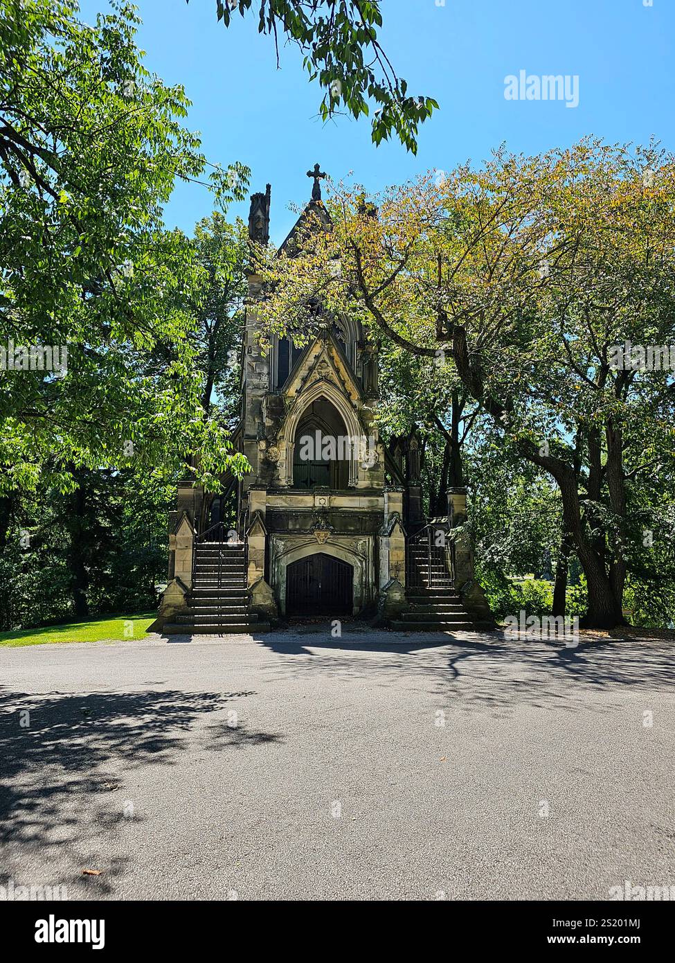 Spring Grove Cemetery and Arboretum, Cincinnati, Ohio. Il Gothic Revival Dexter Memorial. - Immagine stock catturata con smartphone