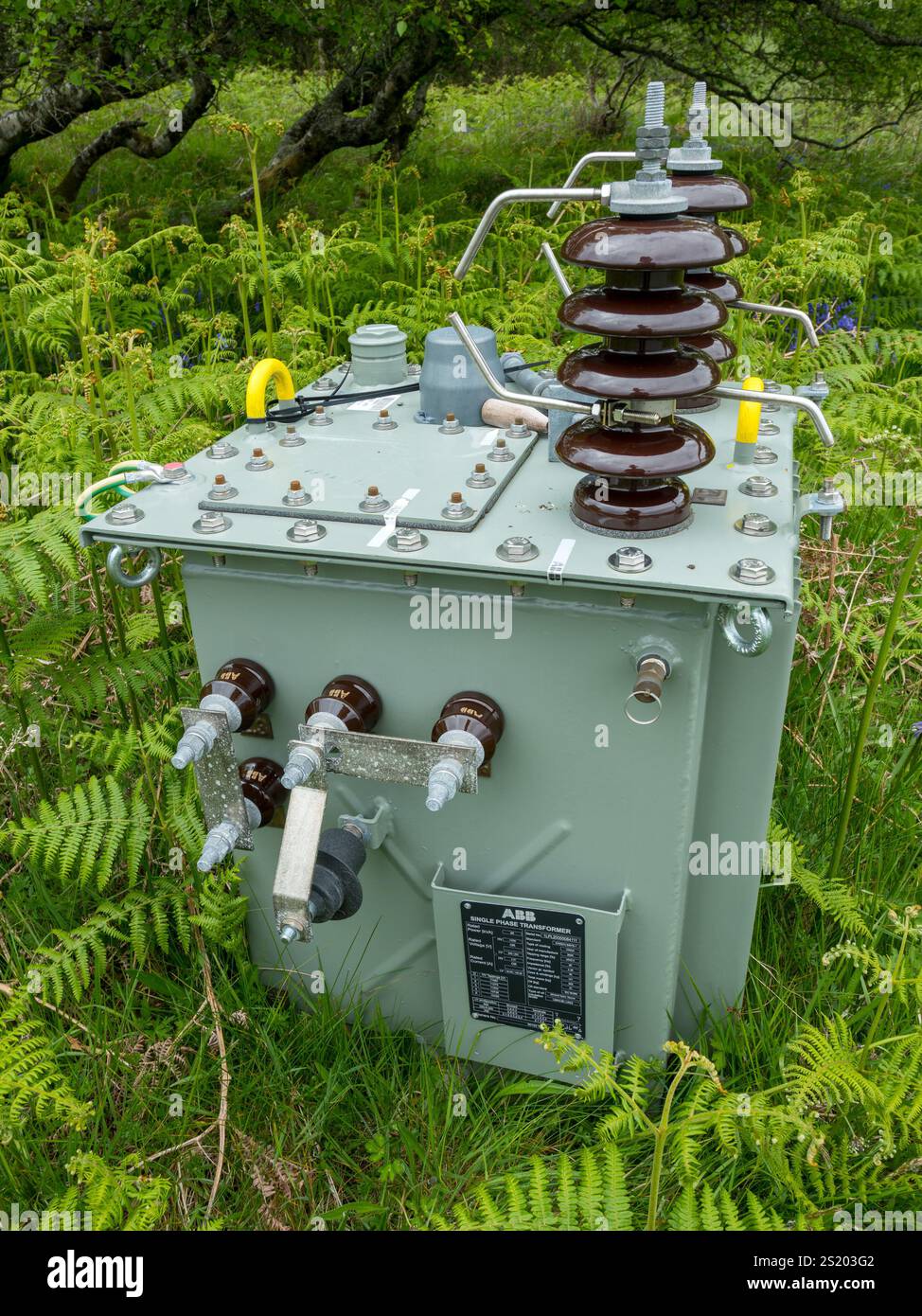 Nuovo trasformatore elettrico monofase ad alta tensione ABB con isolanti e protezione contro le scariche elettriche a terra in attesa di installazione, Regno Unito Foto Stock