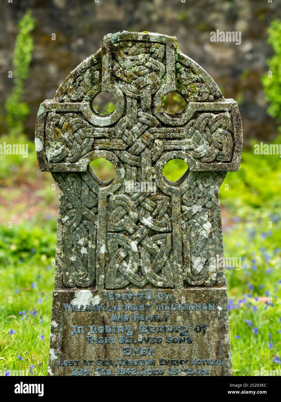 Pietra intagliata ornata pietra celtica a croce / lapide nel cimitero di Kilmarie eretta dalla famiglia MacKinnon, Strath, Isola di Skye, Scozia, Regno Unito Foto Stock