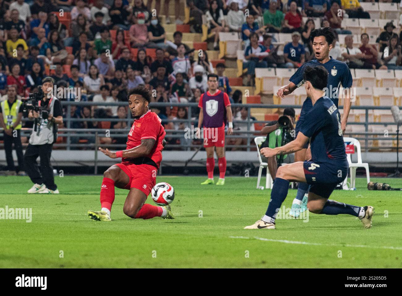 Bangkok, Thailandia. 5 gennaio 2025. Rafaelson Bezerra (L) del Vietnam visto in azione durante la finale di Coppa ASEAN 2024 tra Thailandia e Vietnam allo stadio nazionale Rajamangala. Punteggio finale; Thailandia 2 : 3 Vietnam (Vietnam vince in aggregato 5 : 3). (Foto di Peerapon Boonyakiat/SOPA Images/Sipa USA) credito: SIPA USA/Alamy Live News Foto Stock