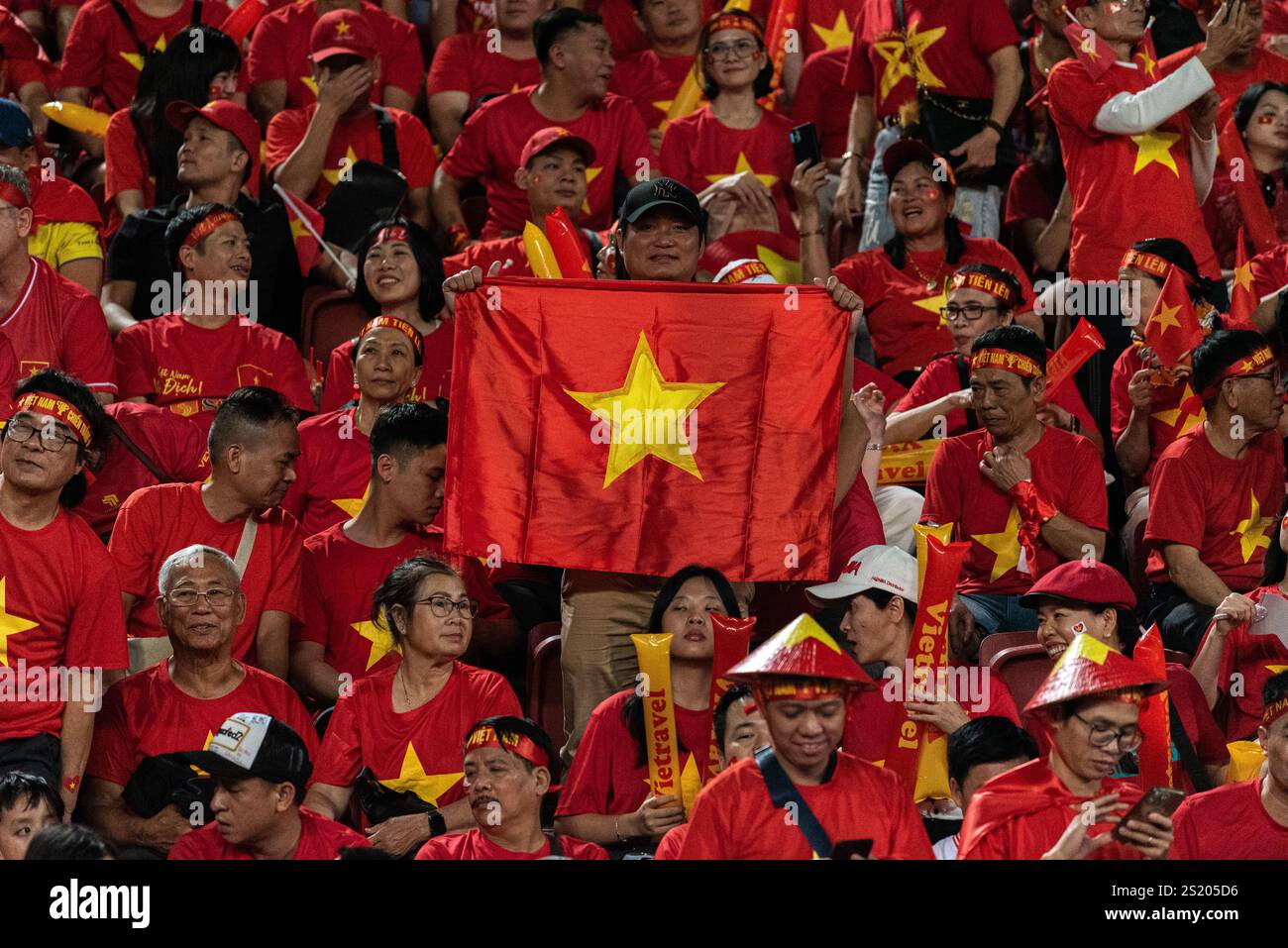 Bangkok, Thailandia. 5 gennaio 2025. Un sostenitore del Vietnam detiene una bandiera nazionale durante la finale della Coppa ASEAN 2024 tra Thailandia e Vietnam allo stadio nazionale Rajamangala. Punteggio finale; Thailandia 2 : 3 Vietnam (Vietnam vince in aggregato 5 : 3). (Foto di Peerapon Boonyakiat/SOPA Images/Sipa USA) credito: SIPA USA/Alamy Live News Foto Stock
