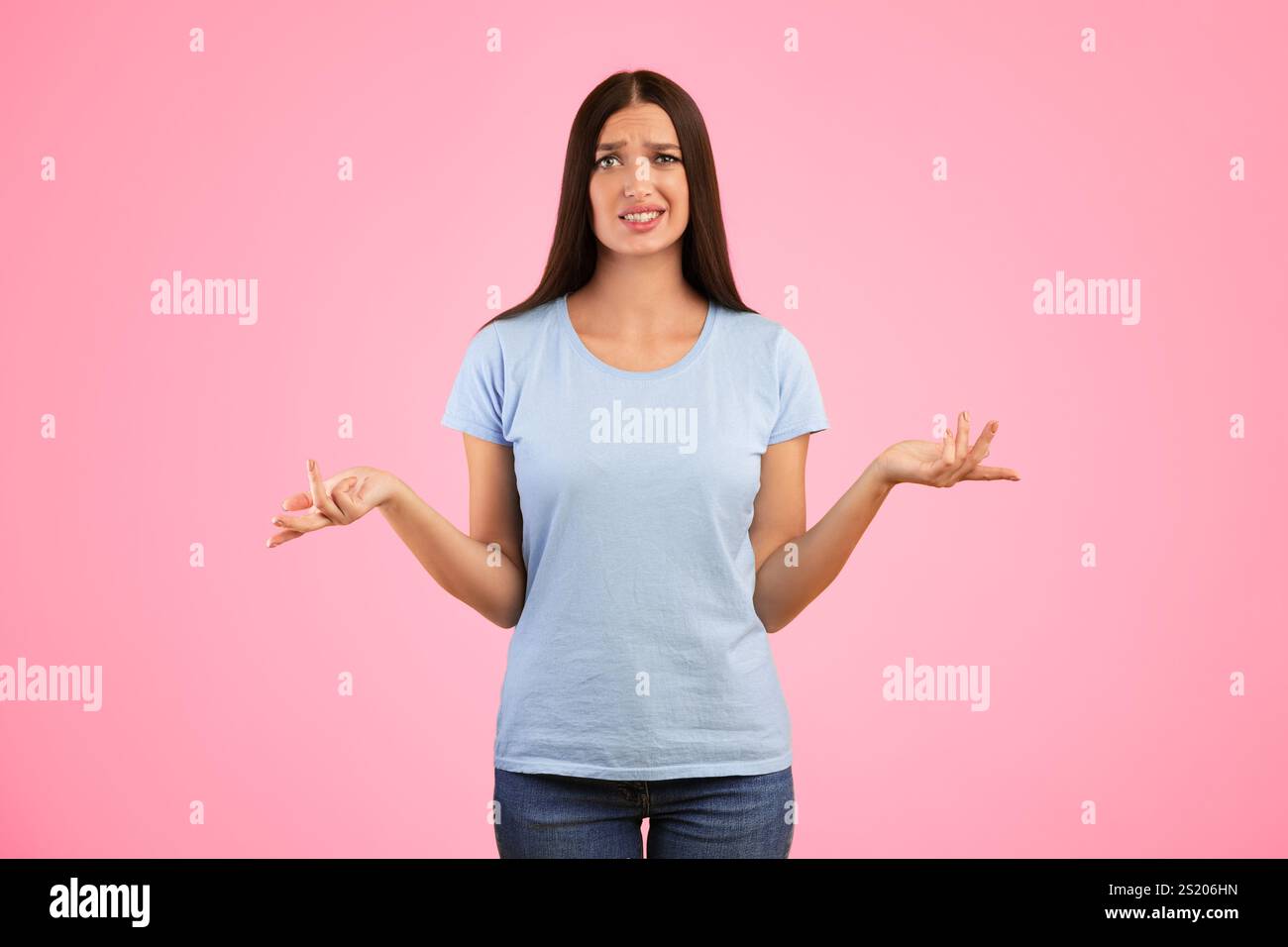 Confusa e perplessa giovane donna che si è infranita in studio Foto Stock