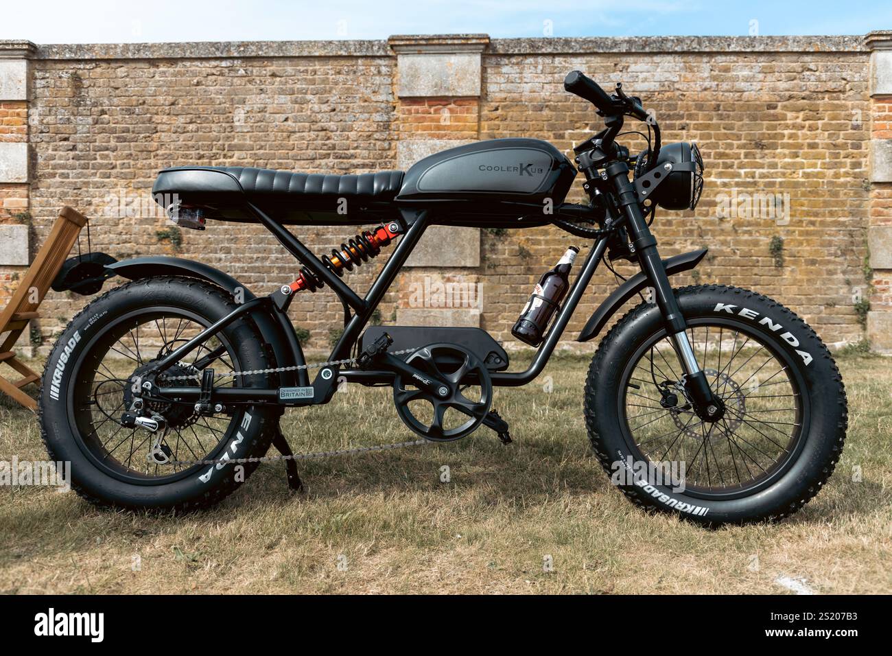 Biciclette elettriche Cooler King al Concours of Elegance 2024, Hampton Court Palace, Londra Foto Stock