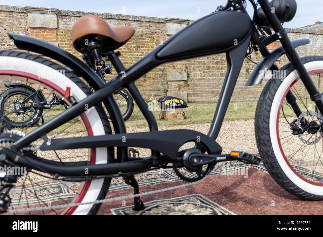 Biciclette elettriche Cooler King al Concours of Elegance 2024, Hampton Court Palace, Londra Foto Stock