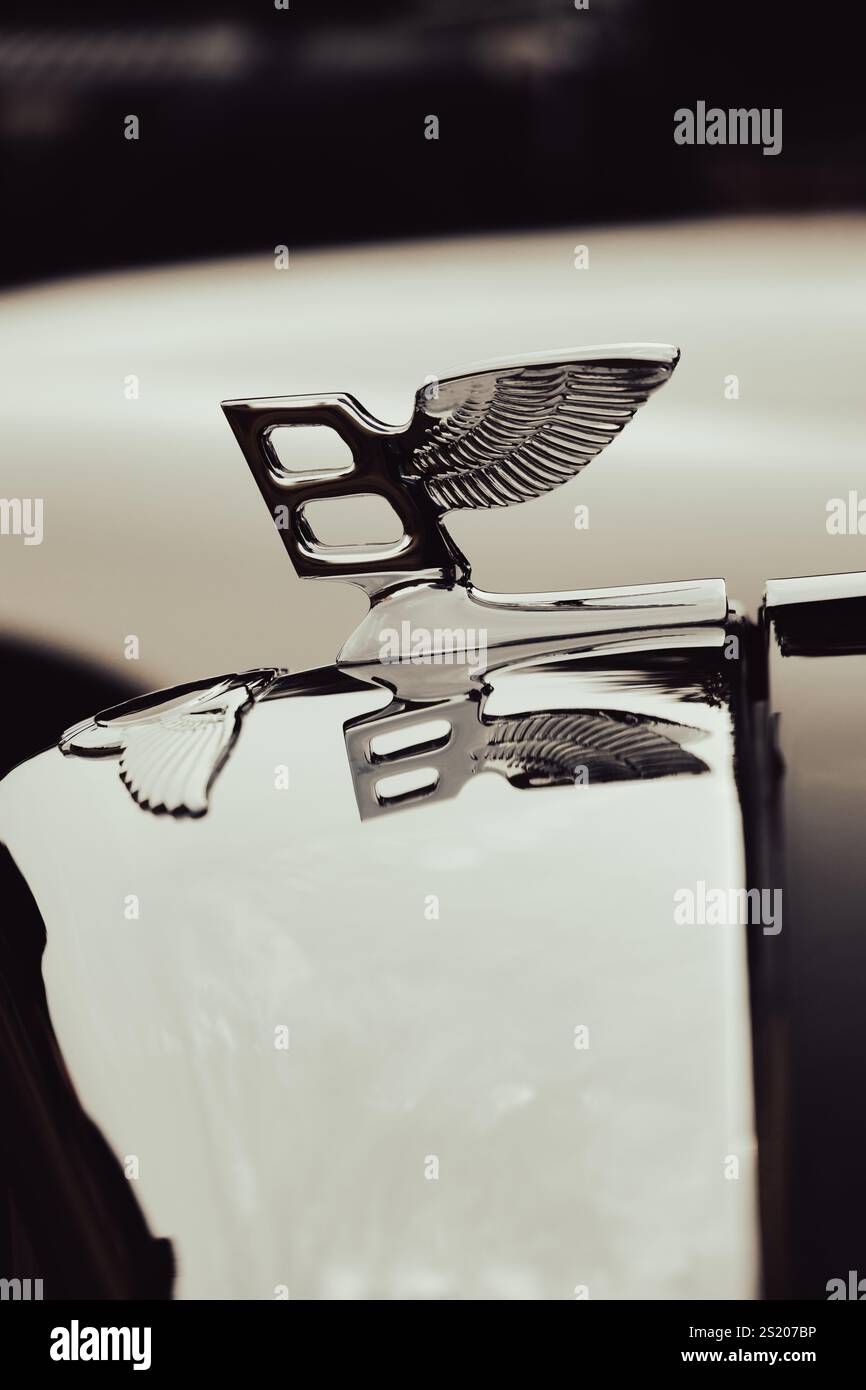Una Bentley al Concours of Elegance 2024, Hampton Court Palace, Londra Foto Stock