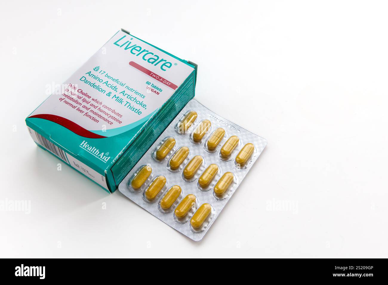 Londra. UK-01.01.2025. Compresse integratore per la cura del fegato accanto al pacchetto della scatola dalla società Health Aid isolato su bianco. Foto Stock