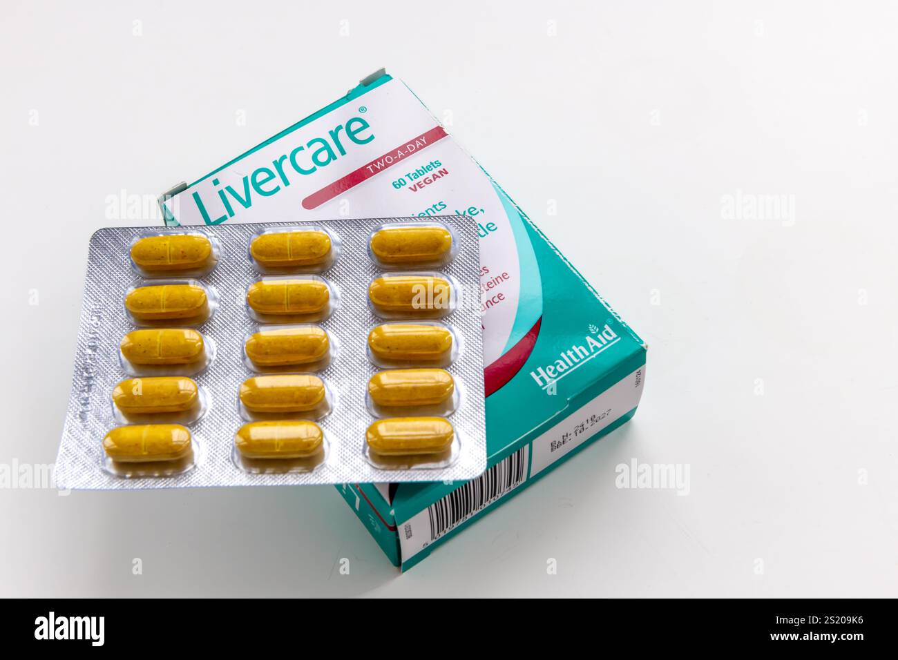 Londra. UK-01.01.2025. Compresse integratore di cura del fegato nella confezione dalla società Health Aid isolato su bianco. Foto Stock