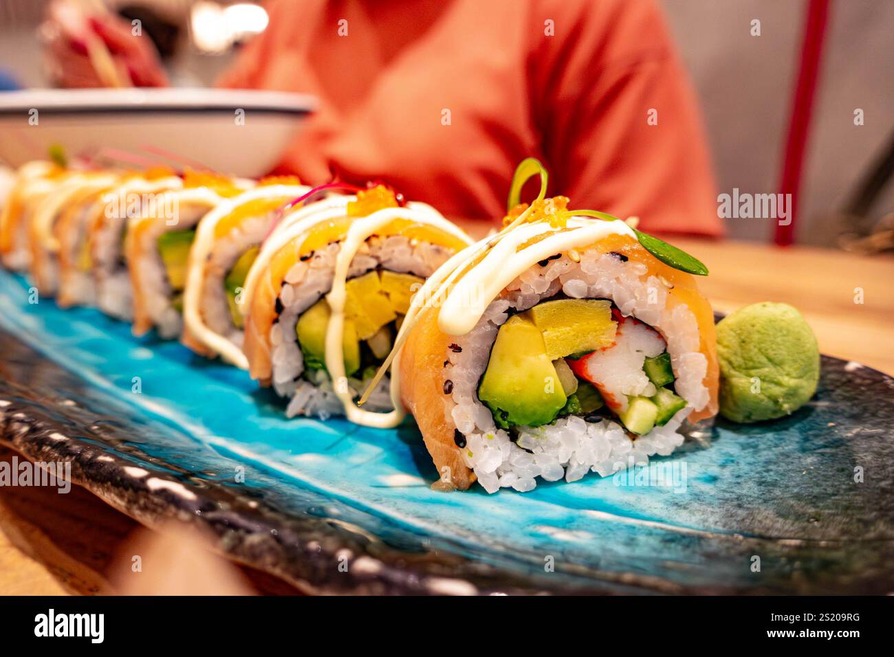 Sushi, un piatto giapponese con riso e salmone crudo Foto Stock
