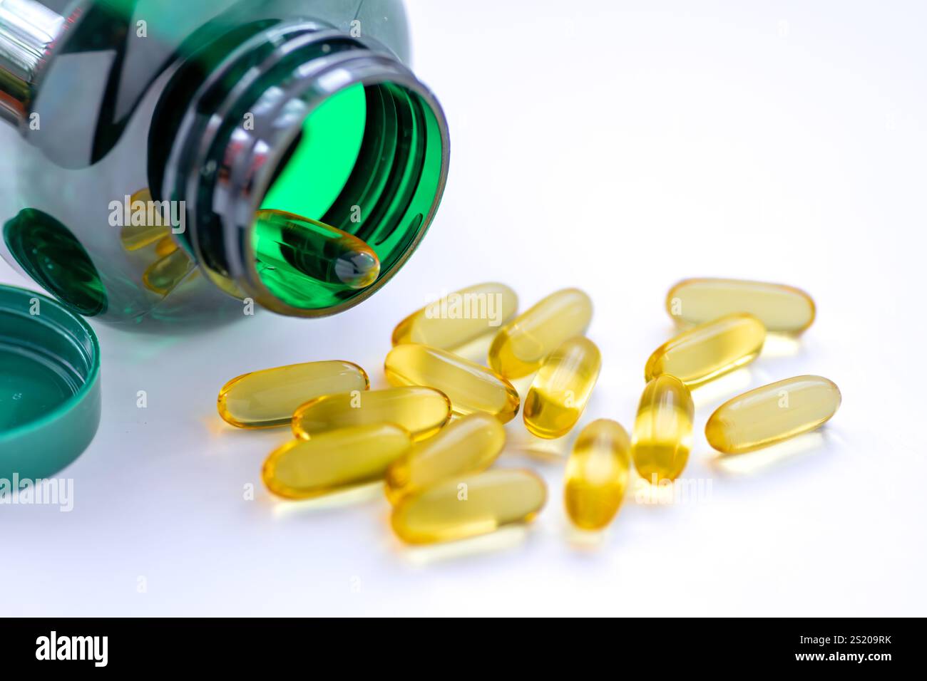 COD fegato olio capsule integratore di salute per artrite isolato su bianco. Foto Stock