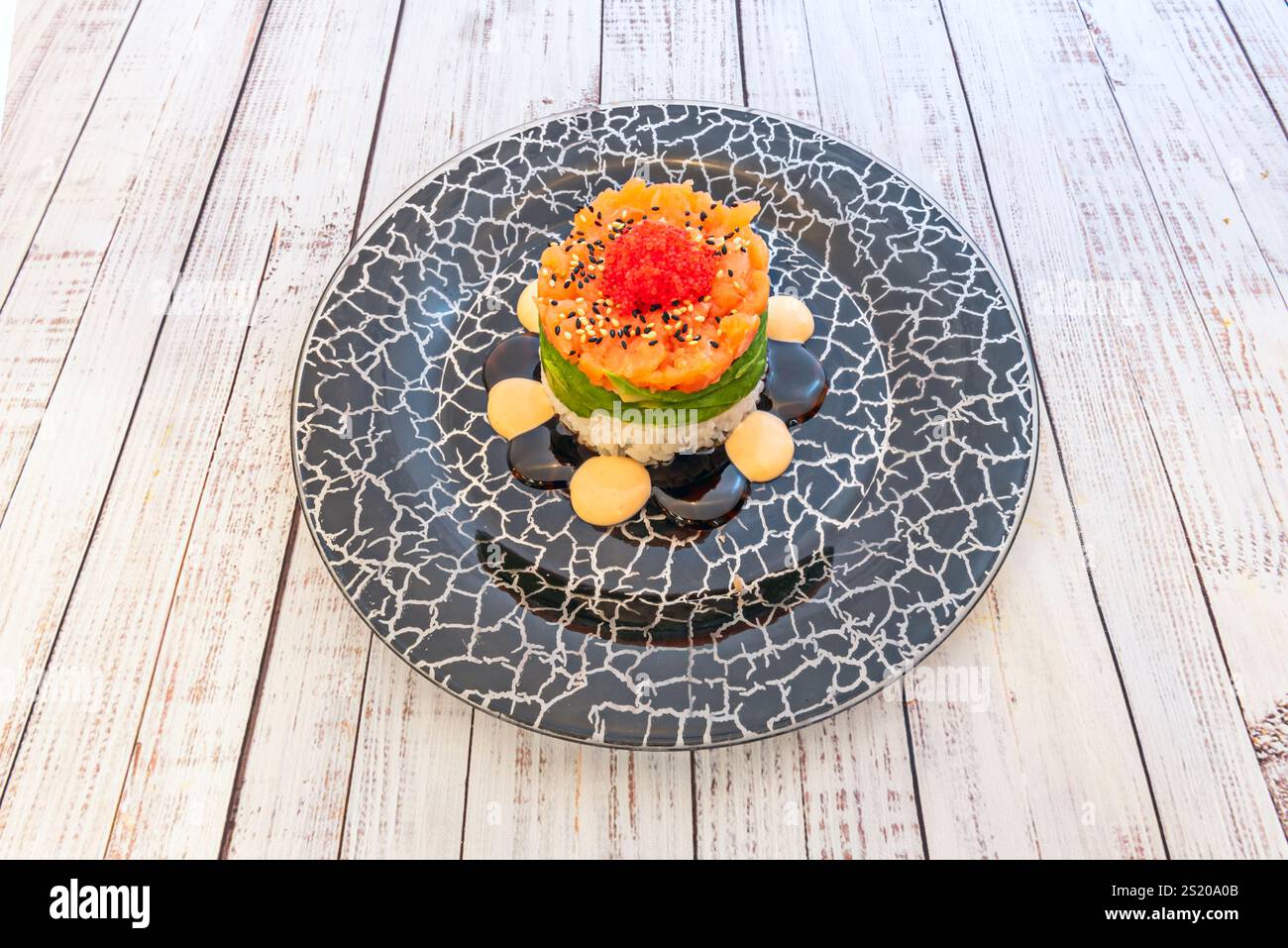 La magia della tartare di pesce risiede nella combinazione di ingredienti freschi, semplici e di qualità, che consentono la purezza e il sapore naturale del pesce Foto Stock