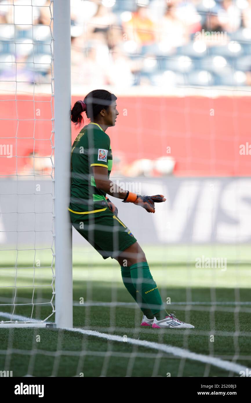 WINNIPEG, CANADA - 16 GIUGNO: Il portiere dell'Ecuador Shirley Berruz dirige un muro difensivo in attesa di un calcio di punizione giapponese durante una partita del gruppo C della Coppa del mondo femminile il 16 giugno 2015 al Winnipeg Stadium di Winnipeg, Canada. Solo per uso editoriale. Uso commerciale vietato. (Fotografia di Jonathan Paul Larsen / Diadem Images) Foto Stock