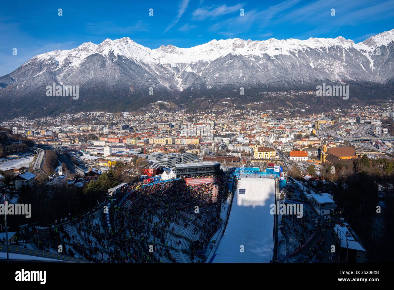 Innsbruck, Austria. 4 gennaio 2025. Vista panoramica dal 73. Four Hills Tournament Ski Jumping il 4 gennaio 2025 a Bergisel Schanze a Innsbruck, Tirolo, Austria, fotografo: ddp Images/STAR-Images Credit: ddp media GmbH/Alamy Live News Foto Stock