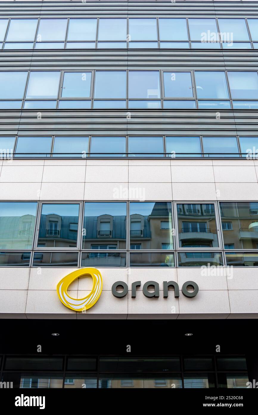 Facciata della sede di Orano (ex Areva), multinazionale francese specializzata nel settore del combustibile nucleare. Chatillon, Francia Foto Stock