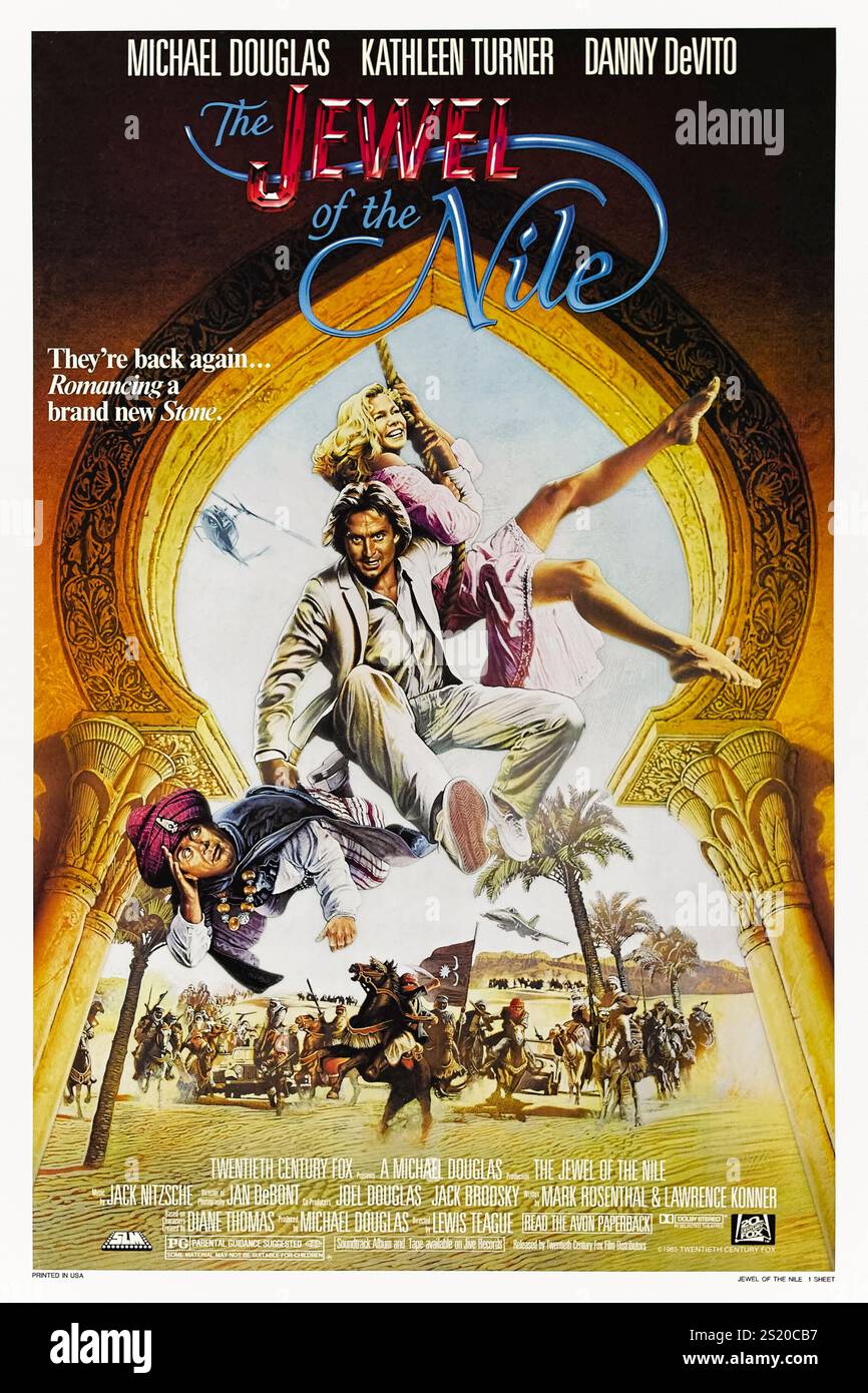 The Jewel of the Nile (1985) diretto da Lewis Teague e interpretato da Michael Douglas, Kathleen Turner e Danny DeVito. Quando Joan Wilder viene rapita durante un viaggio lungo il Nilo, il suo fidanzato, Jack Colton, e il suo amico Ralph si precipitano a salvarla e recuperare un gioiello leggendario. Fotografia di un poster originale da 1985 US a un foglio ***** SOLO PER USO EDITORIALE***** . Crediti: BFA / 20th Century Fox Foto Stock