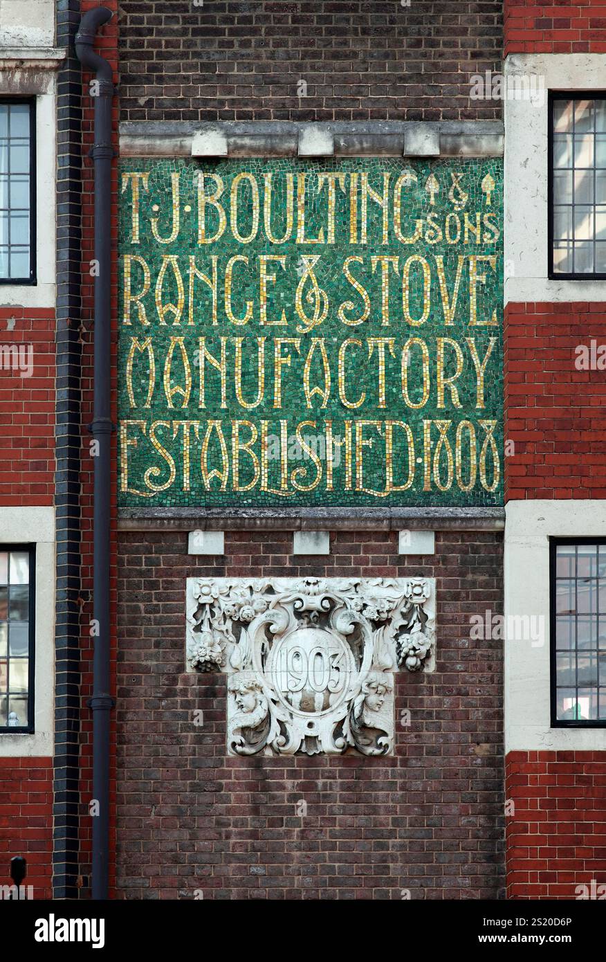 Lettere a mosaico che pubblicizzano la ditta T. J. Boulting & Sons, sul lato di un edificio in Riding House Street, Londra. Foto Stock