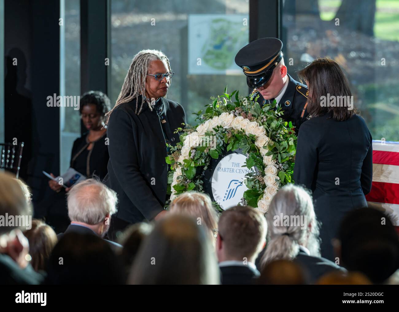 Atlanta, Stati Uniti d'America. 4 gennaio 2025. Atlanta, Stati Uniti d'America. 4 gennaio 2025. Direttore della Jimmy Cater Presidential Library Meredith Evans, a sinistra, e il CEO del Carter Center Paige Alexander, a destra, mettono una corona durante un servizio per l'ex presidente Jimmy Carter alla Jimmy Carter Presidential Library and Museum, 4 gennaio 2025 ad Atlanta, Georgia. Carter è morto il 29 dicembre all'età di 100 anni. Credito: SRA Zach Heimbuch/U. S Air Force Photo/Alamy Live News Foto Stock