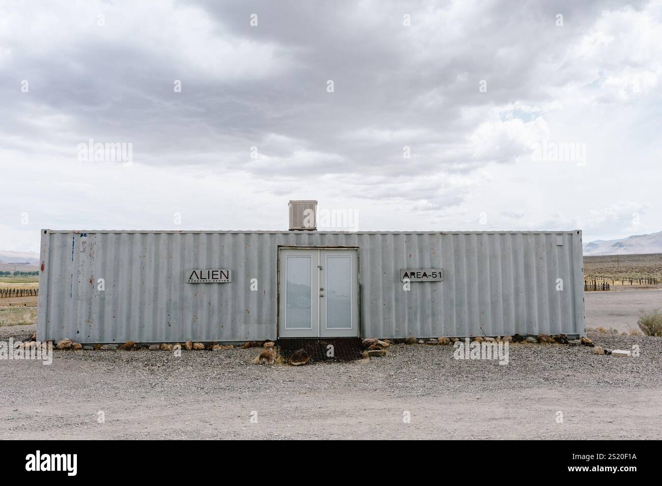 Hiko, Nevada / Stati Uniti - 24 luglio 2019: Esterno del container per spedizioni dell'Alien Research Center al largo della Extraterrestrial Highway vicino all'area 51 Foto Stock