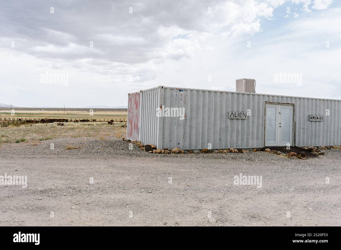 Hiko, Nevada / Stati Uniti - 24 luglio 2019: Esterno del container per spedizioni dell'Alien Research Center al largo della Extraterrestrial Highway vicino all'area 51 Foto Stock