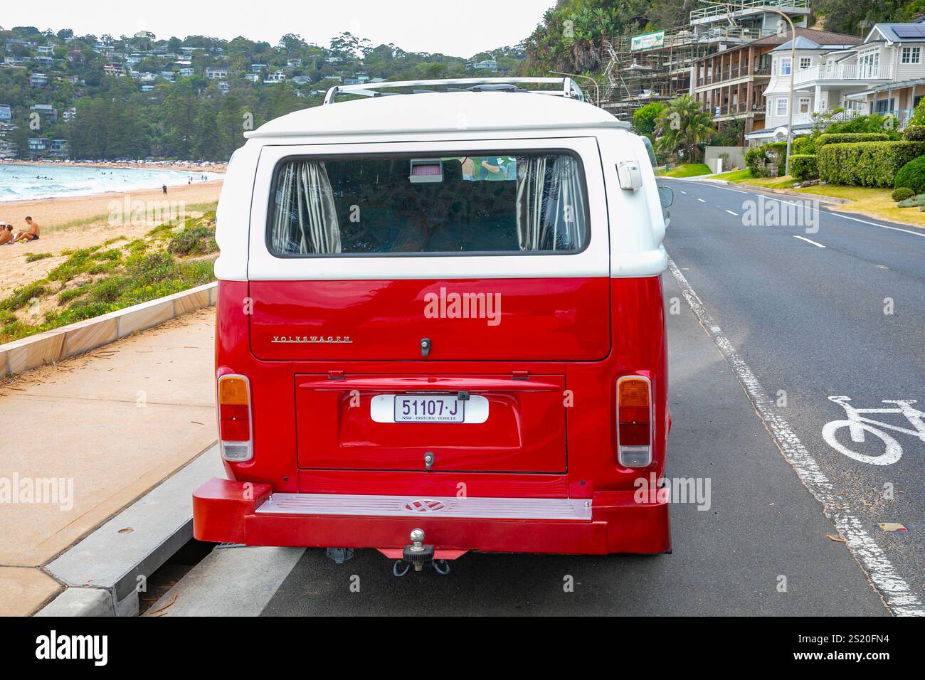 Pulmino Volkswagen kombi 1976 in due tonalità di vernice rossa e bianca parcheggiato a Palm Beach, Sydney, Australia Foto Stock