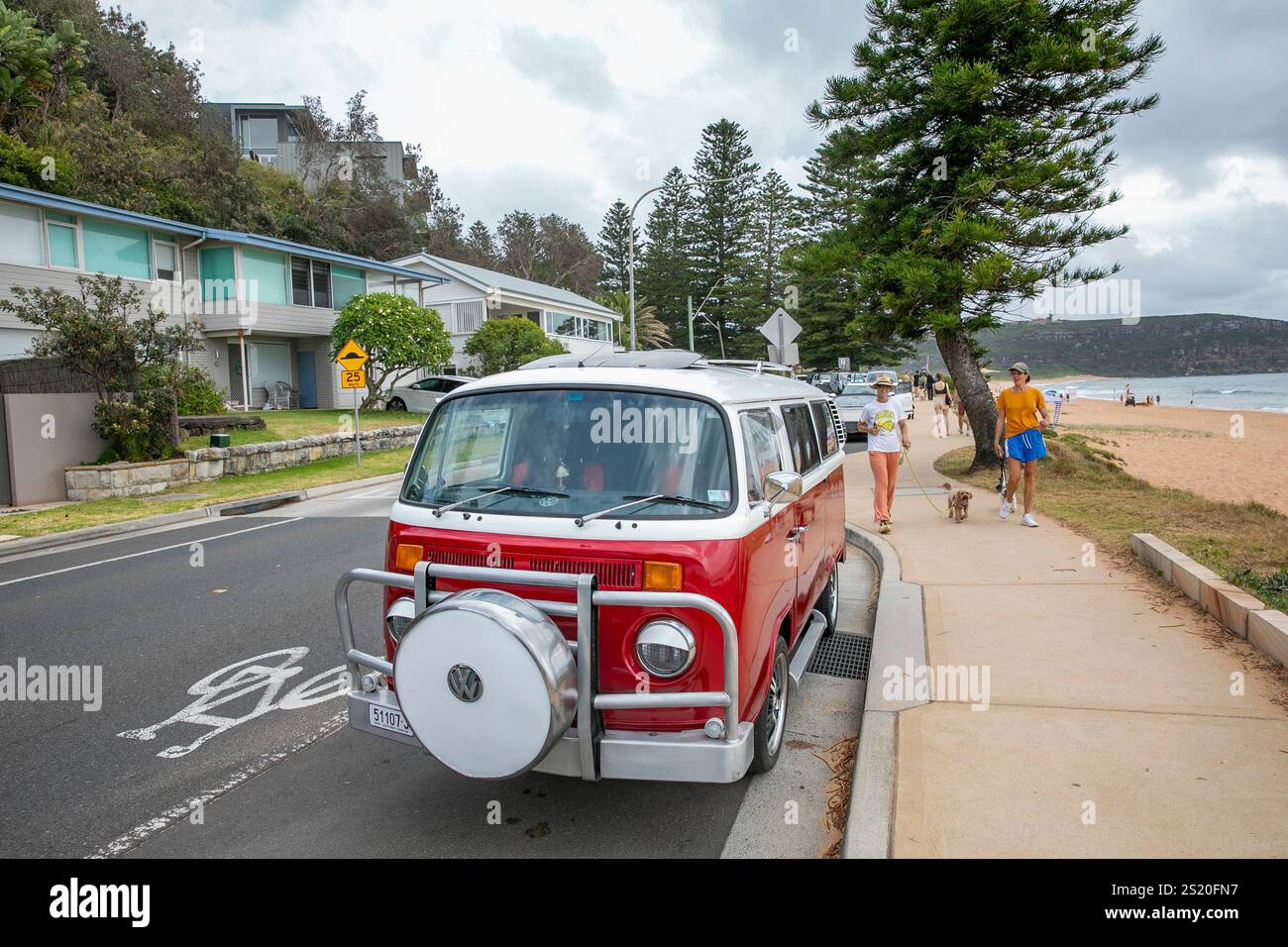 Pulmino Volkswagen kombi 1976 in due tonalità di vernice rossa e bianca parcheggiato a Palm Beach, Sydney, Australia Foto Stock