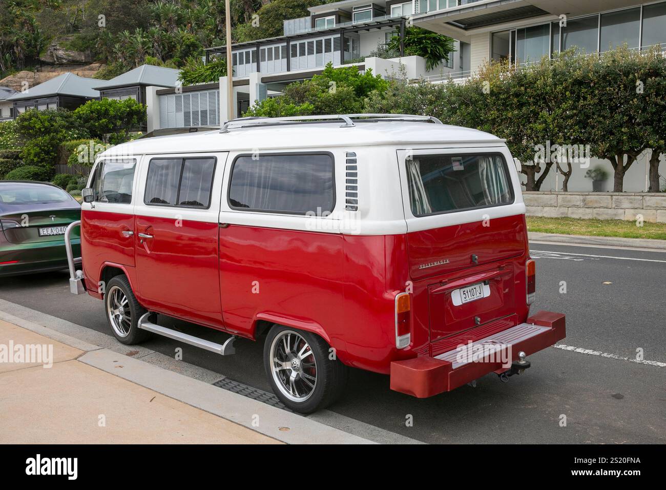 Pulmino Volkswagen kombi 1976 in due tonalità di vernice rossa e bianca parcheggiato a Palm Beach, Sydney, Australia Foto Stock