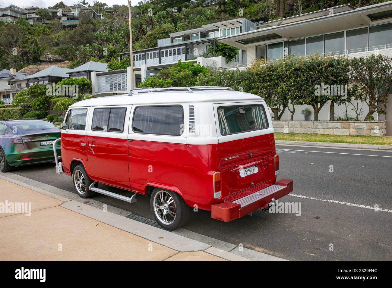 Pulmino Volkswagen kombi 1976 in due tonalità di vernice rossa e bianca parcheggiato a Palm Beach, Sydney, Australia Foto Stock