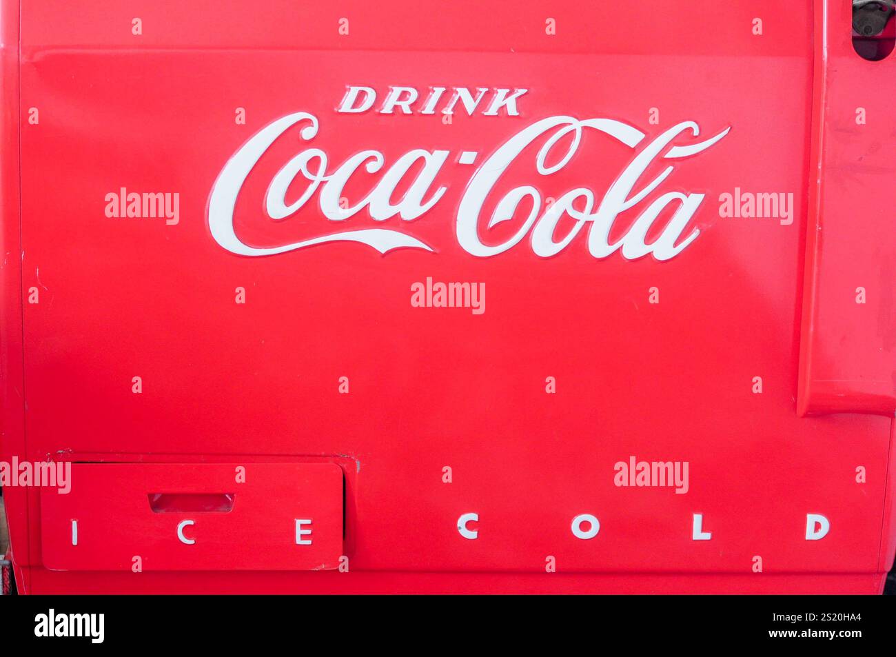 San Francisco, CALIFORNIA, Stati Uniti. 24 aprile 2012: Distributore Coca-Cola vintage dal classico design rosso. Foto Stock