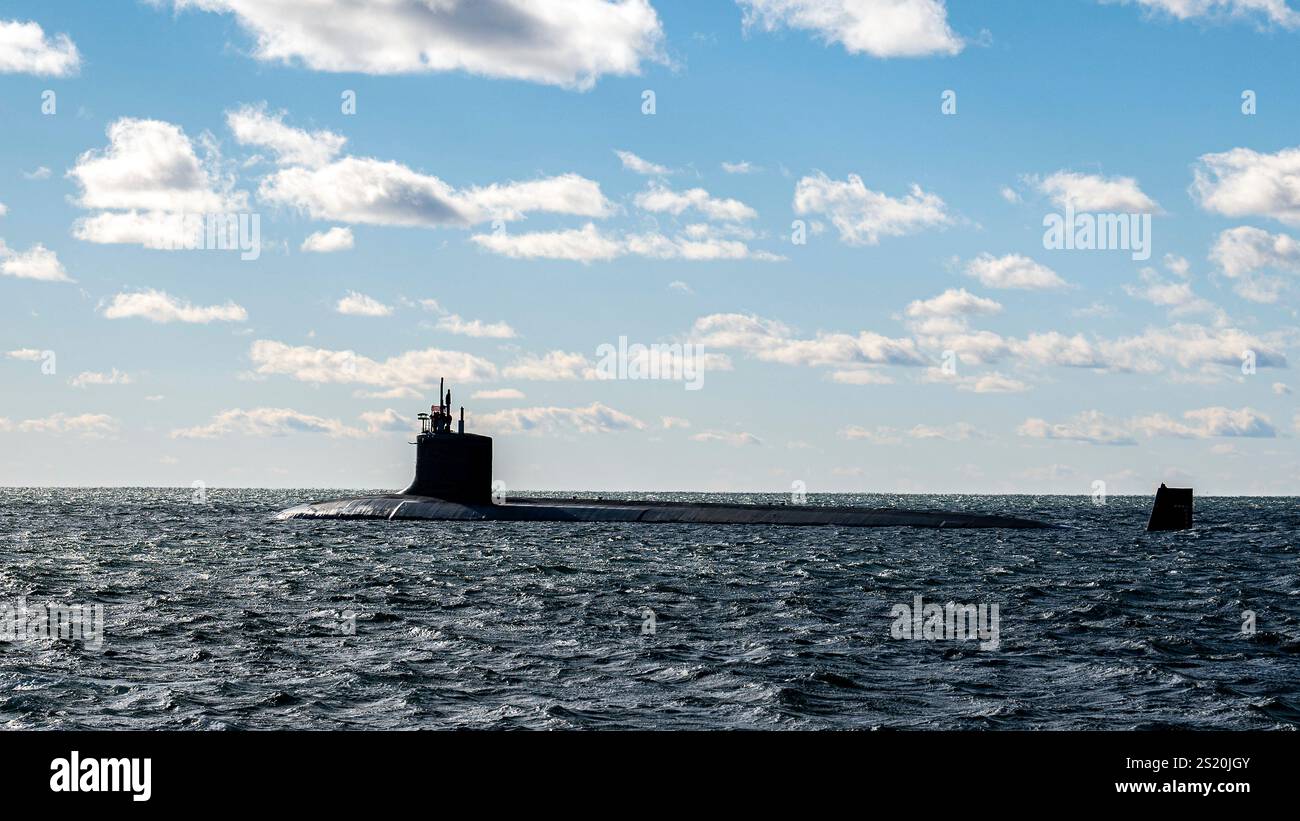 Kittery, Stati Uniti. 6 dicembre 2024. Il sottomarino d'attacco della classe Virginia USS Texas parte dal cantiere navale di Portsmouth sul fiume Piscataqua per le prove in mare sull'Oceano Atlantico, il 6 dicembre 2024 a Kittery, Maine. Il Texas ha subito riparazioni critiche e aggiornamenti del sistema vitali per estendere la vita di servizio del sottomarino. Credito: Branden Bourque/U.S. Navy/Alamy Live News Foto Stock
