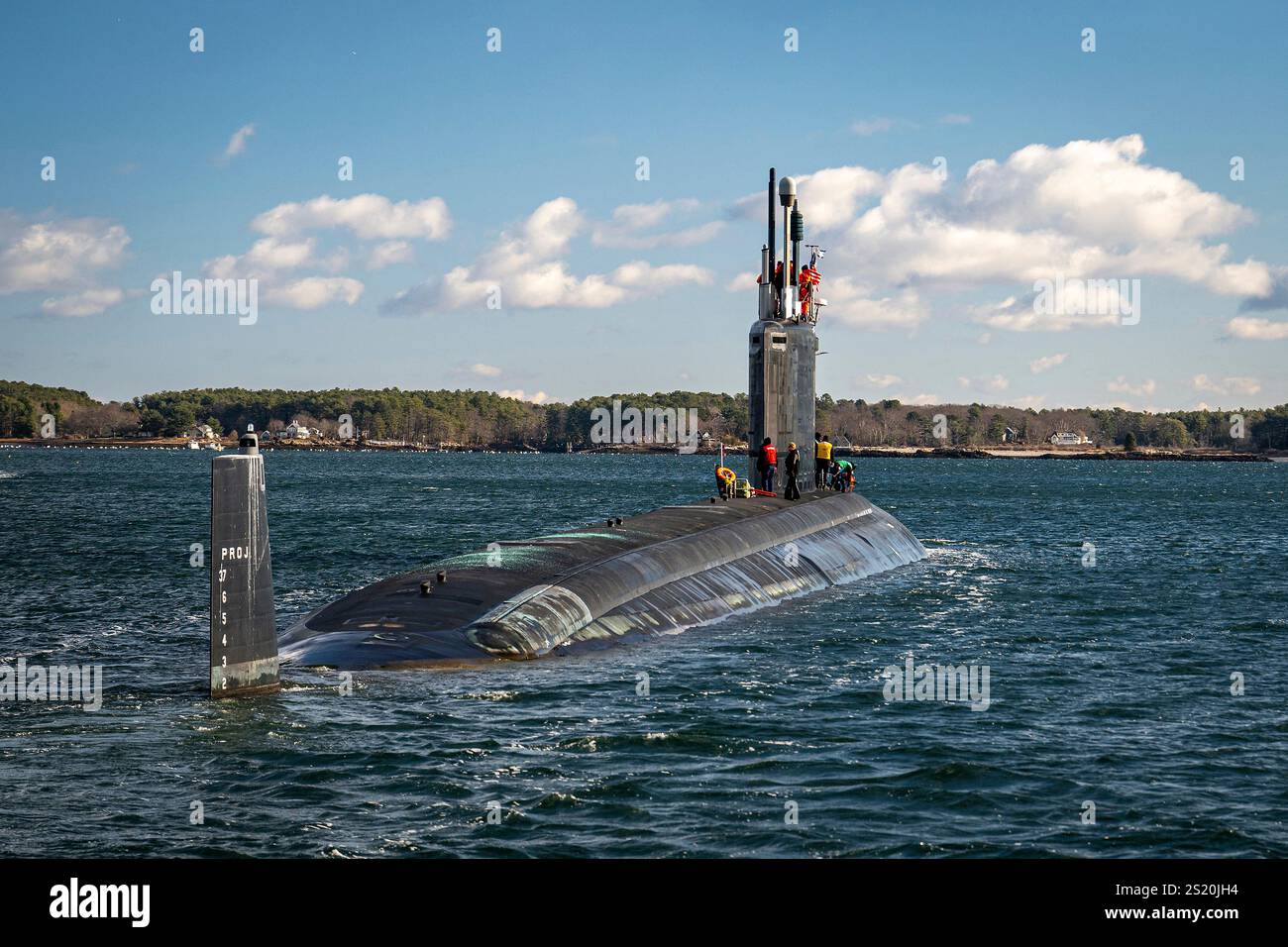 Kittery, Stati Uniti. 6 dicembre 2024. Il sottomarino d'attacco della classe Virginia USS Texas parte dal cantiere navale di Portsmouth sul fiume Piscataqua per le prove in mare sull'Oceano Atlantico, il 6 dicembre 2024 a Kittery, Maine. Il Texas ha subito riparazioni critiche e aggiornamenti del sistema vitali per estendere la vita di servizio del sottomarino. Credito: Branden Bourque/U.S. Navy/Alamy Live News Foto Stock