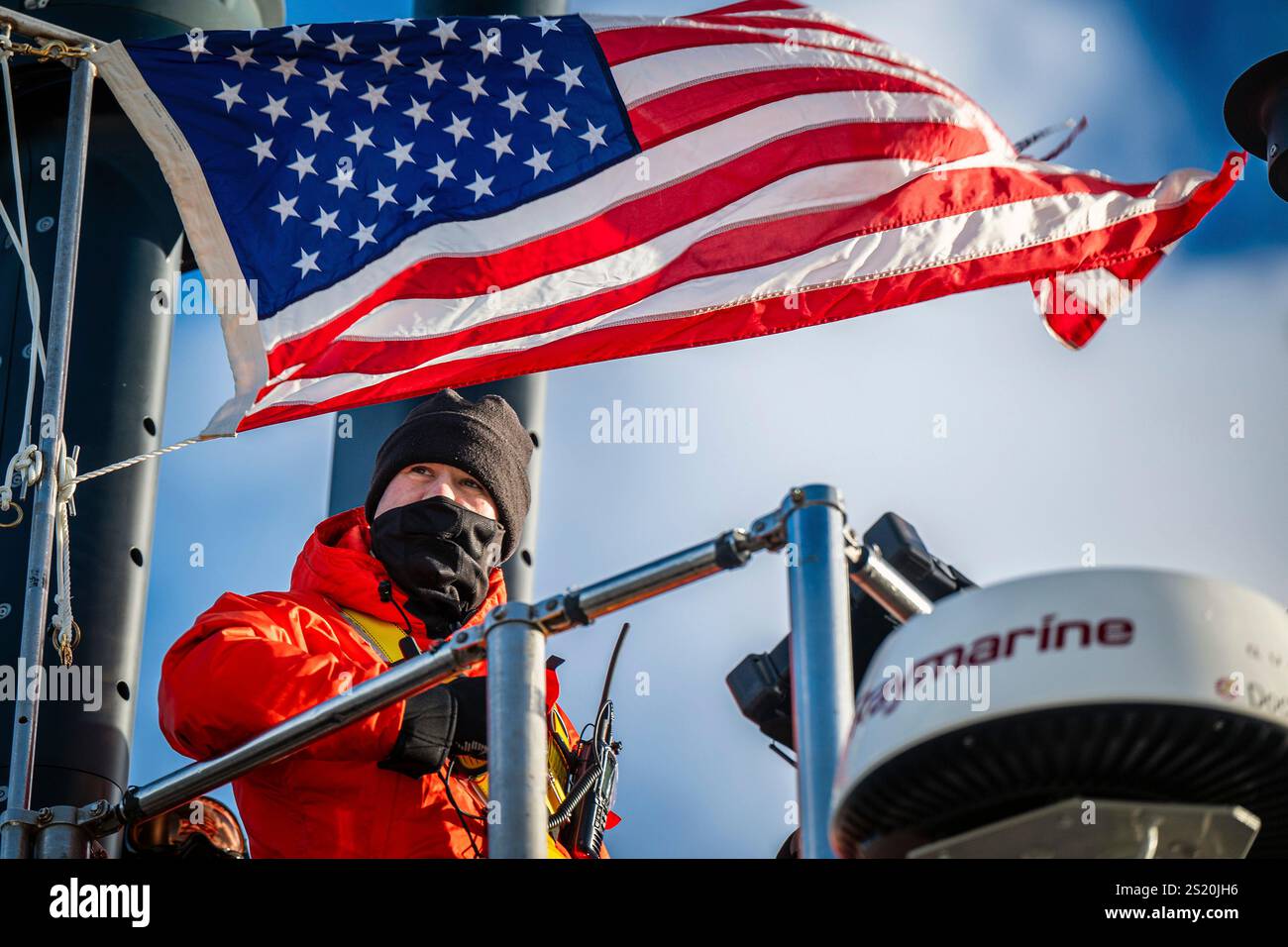 Kittery, Stati Uniti. 6 dicembre 2024. Un marinaio della Marina degli Stati Uniti si trova sulla torre di comando mentre il sommergibile d'attacco classe Virginia USS Texas parte dal cantiere navale di Portsmouth per le prove in mare, il 6 dicembre 2024 a Kittery, Maine. Il Texas ha subito riparazioni critiche e aggiornamenti del sistema vitali per estendere la vita di servizio del sottomarino. Credito: Branden Bourque/U.S. Navy/Alamy Live News Foto Stock