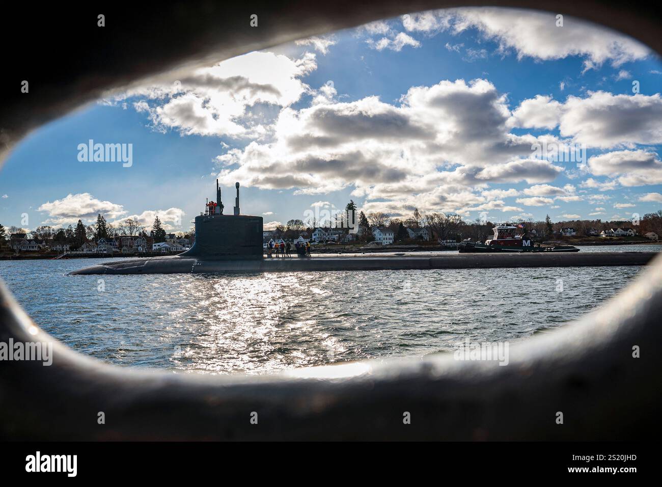 Kittery, Stati Uniti. 6 dicembre 2024. Il sottomarino d'attacco della classe Virginia USS Texas parte dal cantiere navale di Portsmouth sul fiume Piscataqua per le prove in mare sull'Oceano Atlantico, il 6 dicembre 2024 a Kittery, Maine. Il Texas ha subito riparazioni critiche e aggiornamenti del sistema vitali per estendere la vita di servizio del sottomarino. Credito: Branden Bourque/U.S. Navy/Alamy Live News Foto Stock
