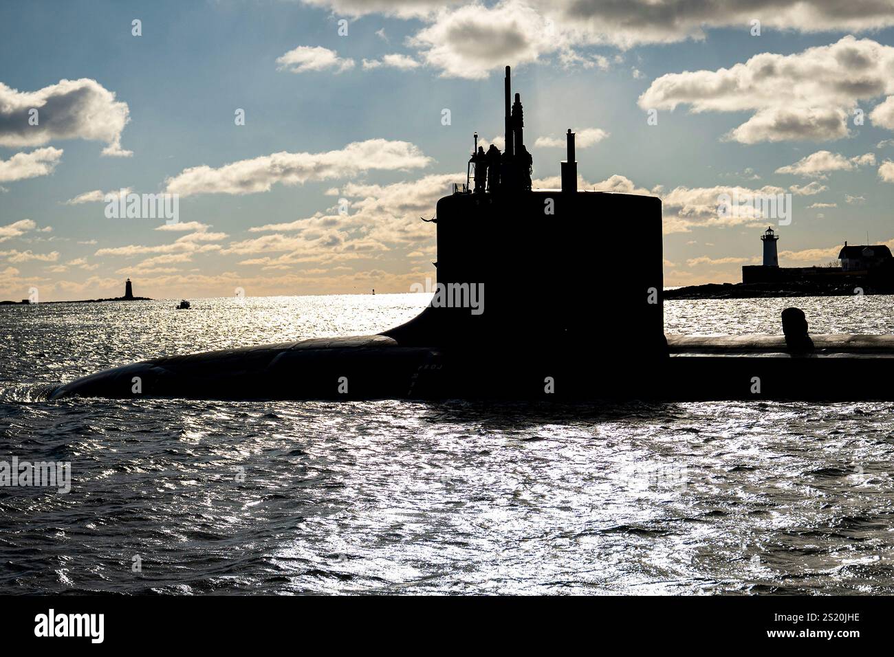 Kittery, Stati Uniti. 6 dicembre 2024. Il sottomarino d'attacco della classe Virginia USS Texas parte dal cantiere navale di Portsmouth sul fiume Piscataqua per le prove in mare sull'Oceano Atlantico, il 6 dicembre 2024 a Kittery, Maine. Il Texas ha subito riparazioni critiche e aggiornamenti del sistema vitali per estendere la vita di servizio del sottomarino. Credito: Branden Bourque/U.S. Navy/Alamy Live News Foto Stock