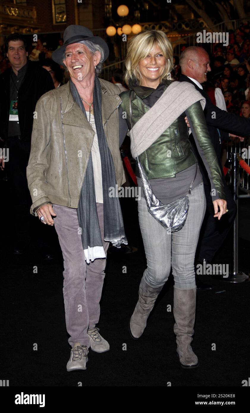 Keith Richards e Patti Hansen alla premiere di Los Angeles di "Pirati dei Caraibi: Sulle maree straniere" tenutasi al Disneyland di Anaheim il 7 maggio 2011 Foto Stock