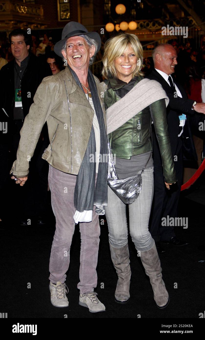 Keith Richards e Patti Hansen alla premiere di Los Angeles di "Pirati dei Caraibi: Sulle maree straniere" tenutasi al Disneyland di Anaheim il 7 maggio 2011 Foto Stock