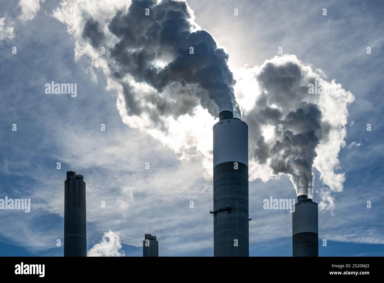 Smokestakes alla James H. Miller Electric Generating Plant, una centrale a carbone di proprietà della Alabama Power Company a West Jefferson, Alabama. (USA) Foto Stock