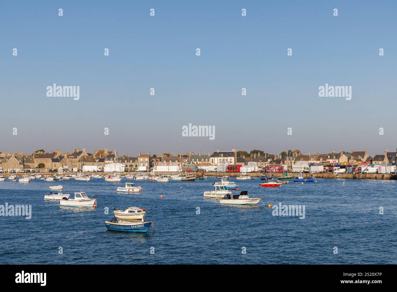 Barche ormeggiate nel porto, Barfleur, Manche, Normandia, Francia Foto Stock