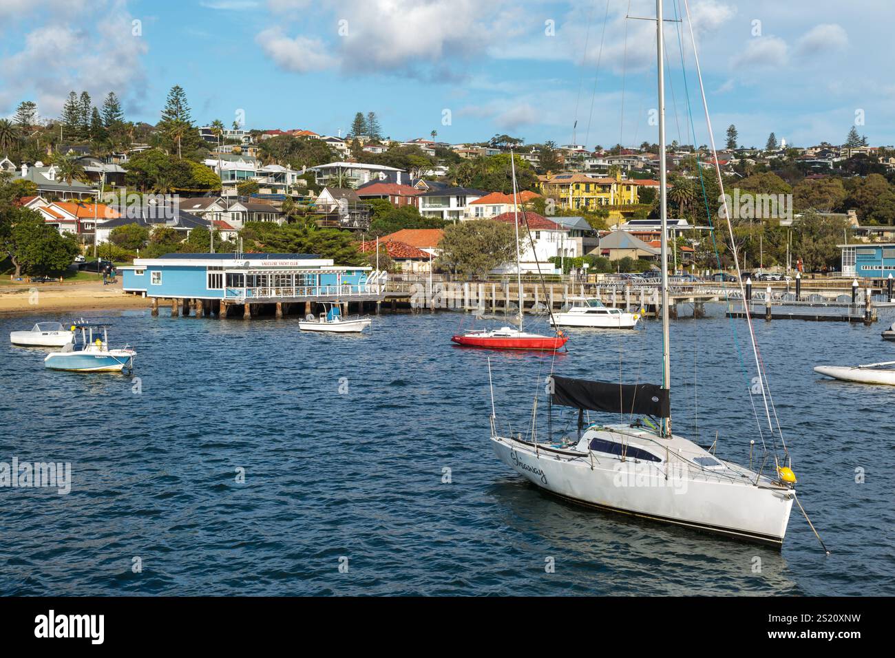 Watsons Bay nella parte orientale di Sydney, Australia. Barche a vela sulla baia con il Vaucluse Yacht Club e case sullo sfondo Foto Stock