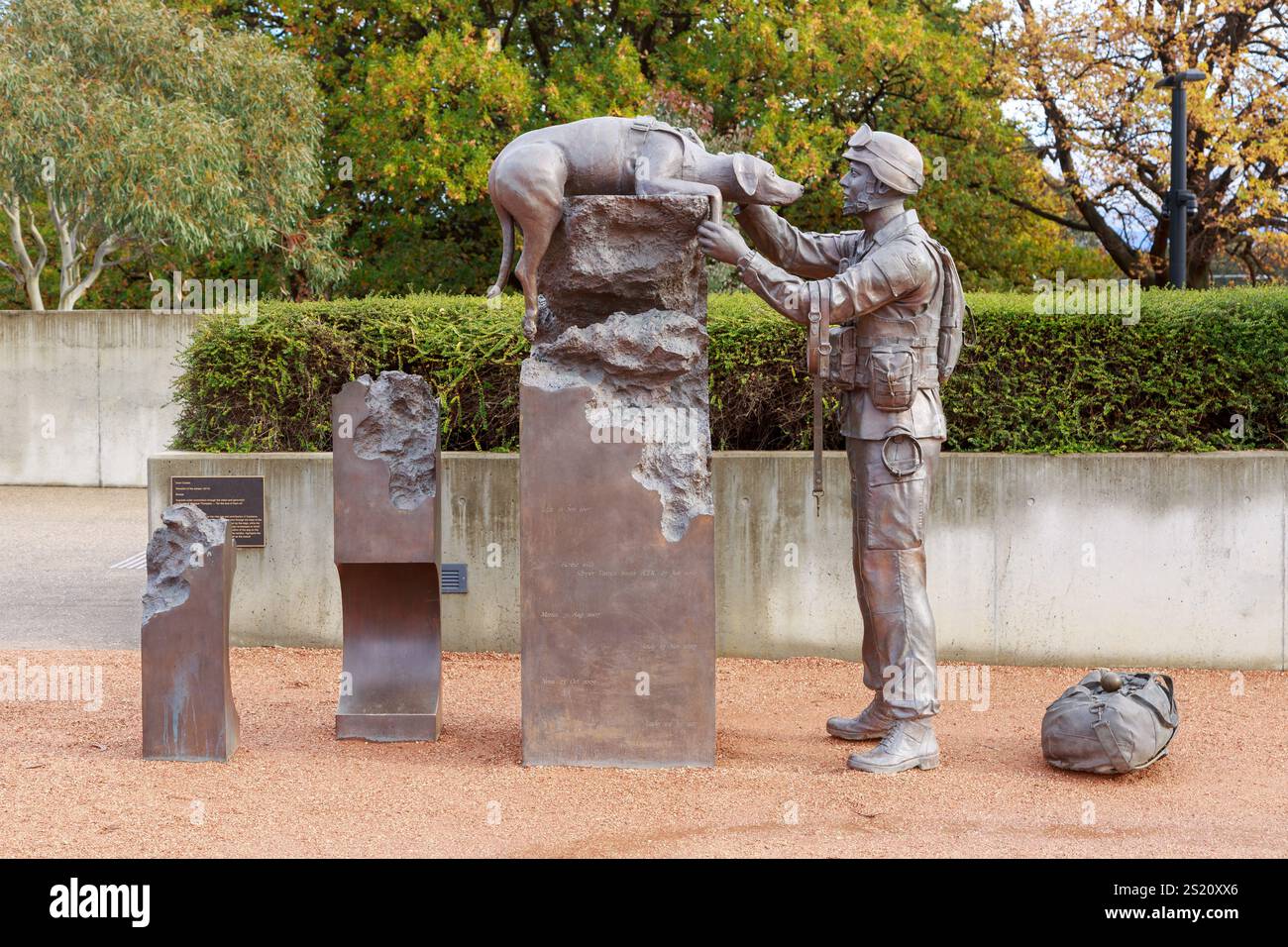 "Elevation of the Senses", una scultura in bronzo a Canberra, Australia, un memoriale di guerra che rende omaggio ai cani che rilevano esplosivi e ai loro gestori Foto Stock