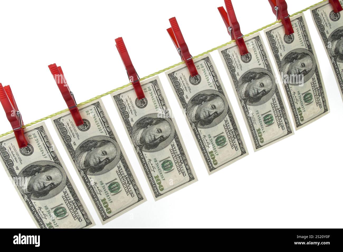 Simbolo del riciclaggio di denaro con dollari su una clothesline Austria Foto Stock