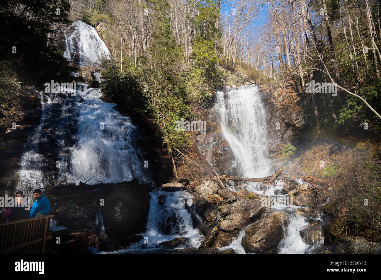 Helen, GA: 30 dicembre 2024: Le bellissime cascate Anna Ruby si trovano nell'unicoi State Park di Helen, Georgia, USA Foto Stock
