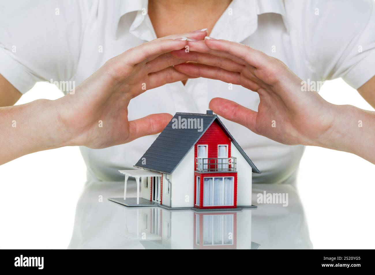 Una donna protegge la tua casa e casa. Una buona assicurazione e un finanziamento affidabile garantiscono la massima tranquillità Foto Stock