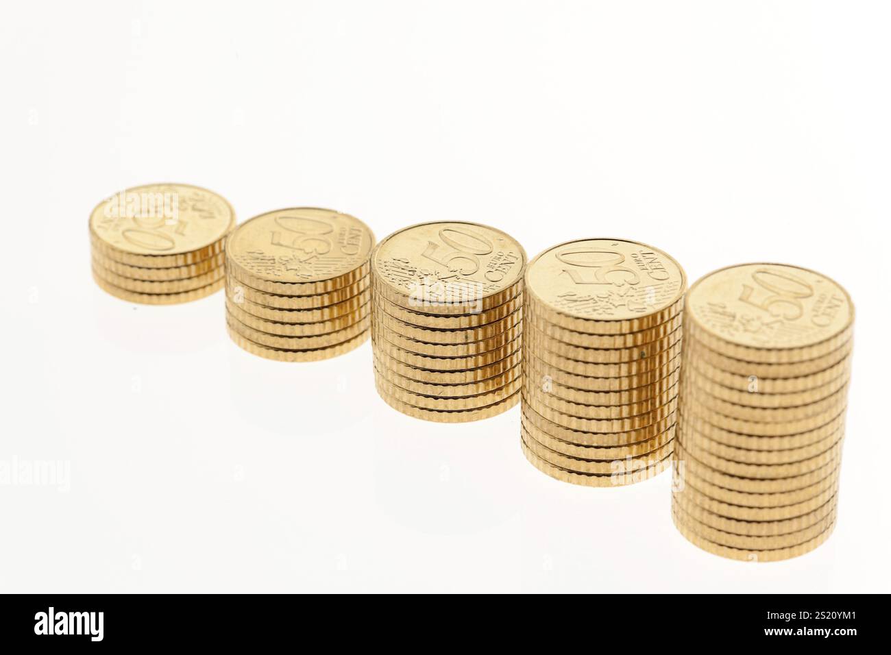 Alcune pile di monete in euro su sfondo bianco Austria Foto Stock