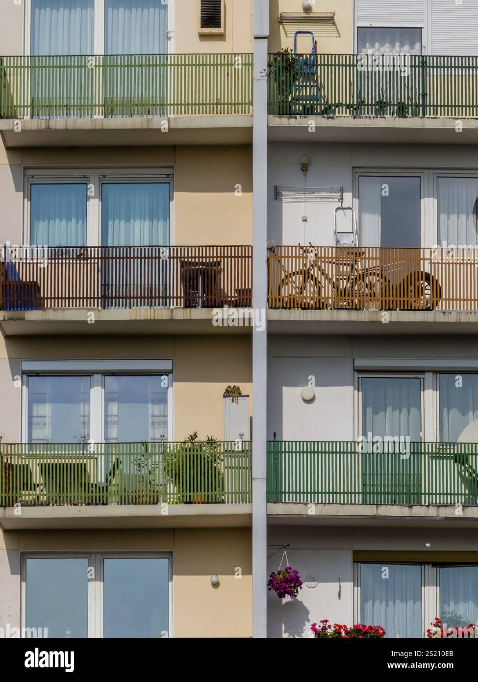 Molti balconi in un edificio residenziale per diverse feste in città. Austria Foto Stock