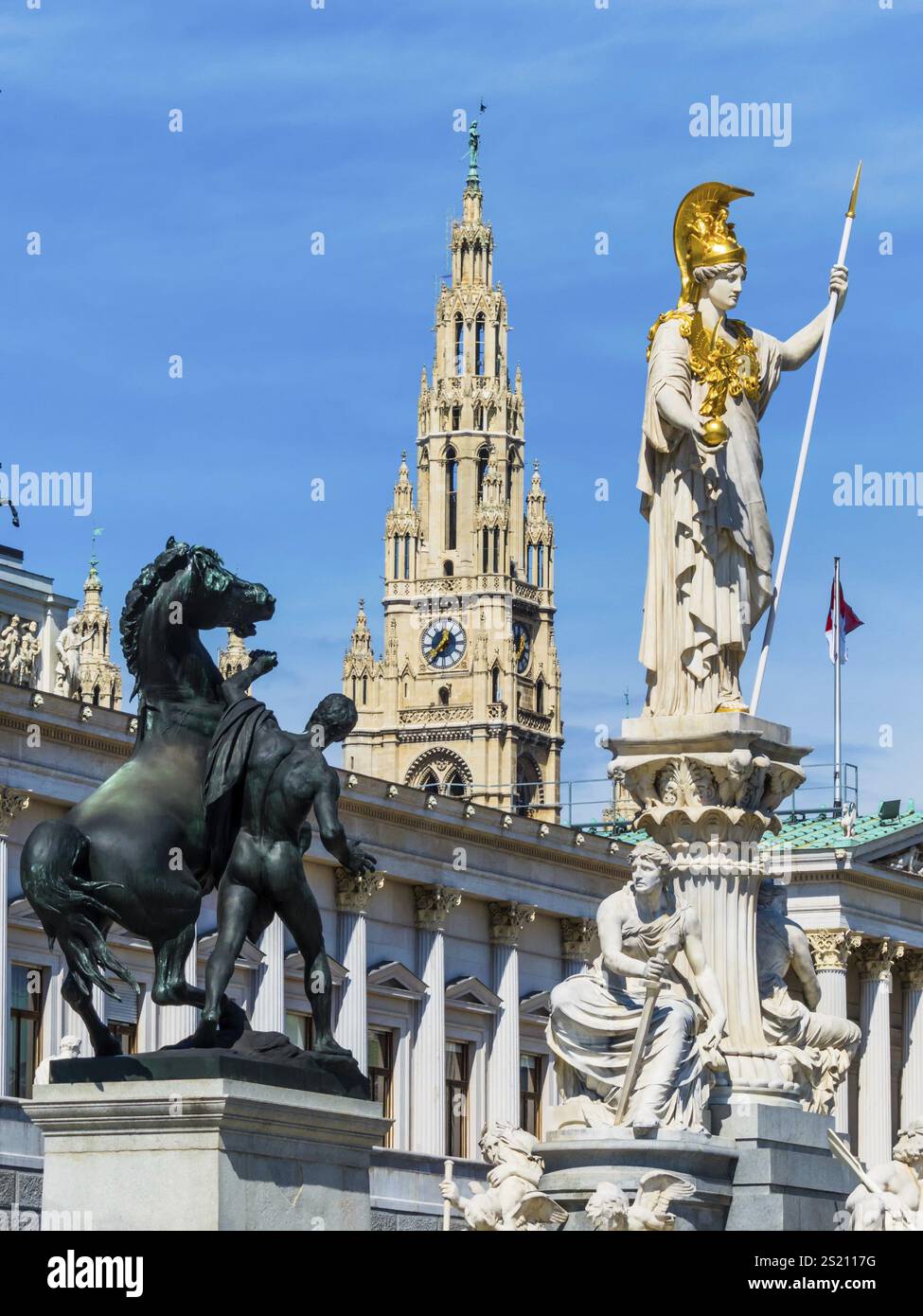 Il parlamento come sede del governo a Vienna, Austria. Con il Rahthausturm Foto Stock