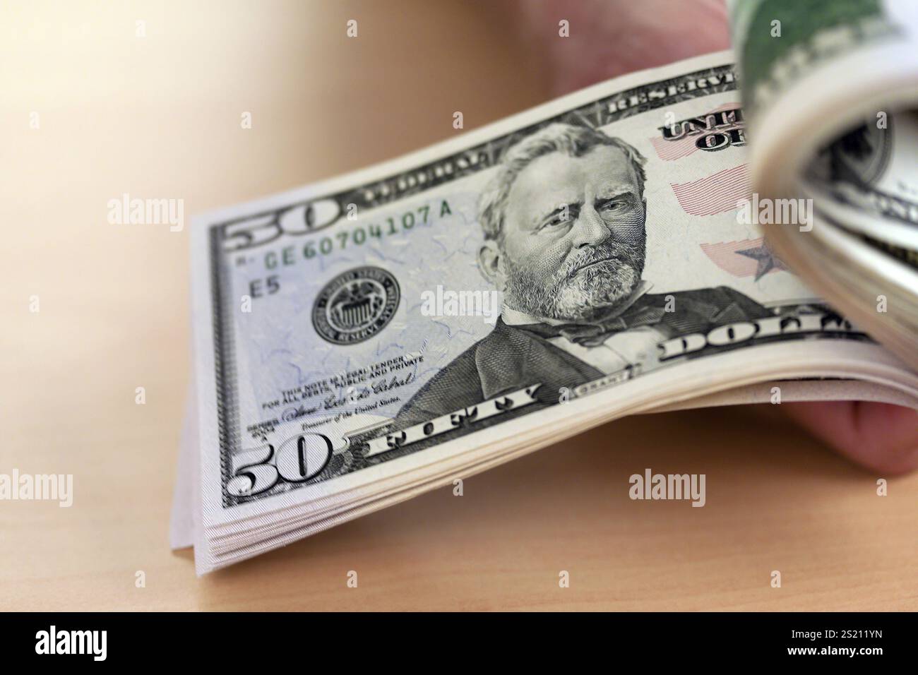 Molte banconote in dollari sono contate in Austria Foto Stock