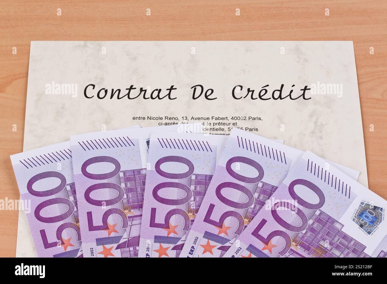 Molte banconote in euro e contratti di credito (francese) Foto Stock